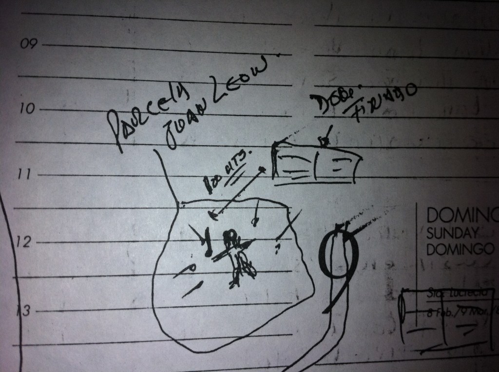 Croquis dibujado a mano en la hoja de una agenda, con una parcela y un punto marcado